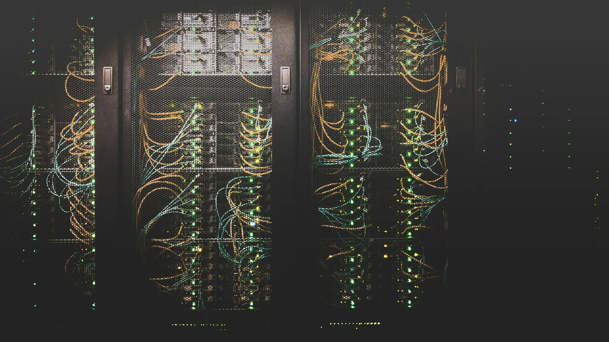 Dense network cabling in a data centre rack
